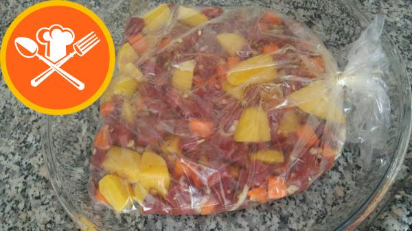 Κρέας με λαχανικά σε σακούλα φούρνου