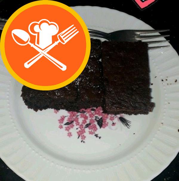 Wet Cake με άφθονη σάλτσα (Brownie Cake)